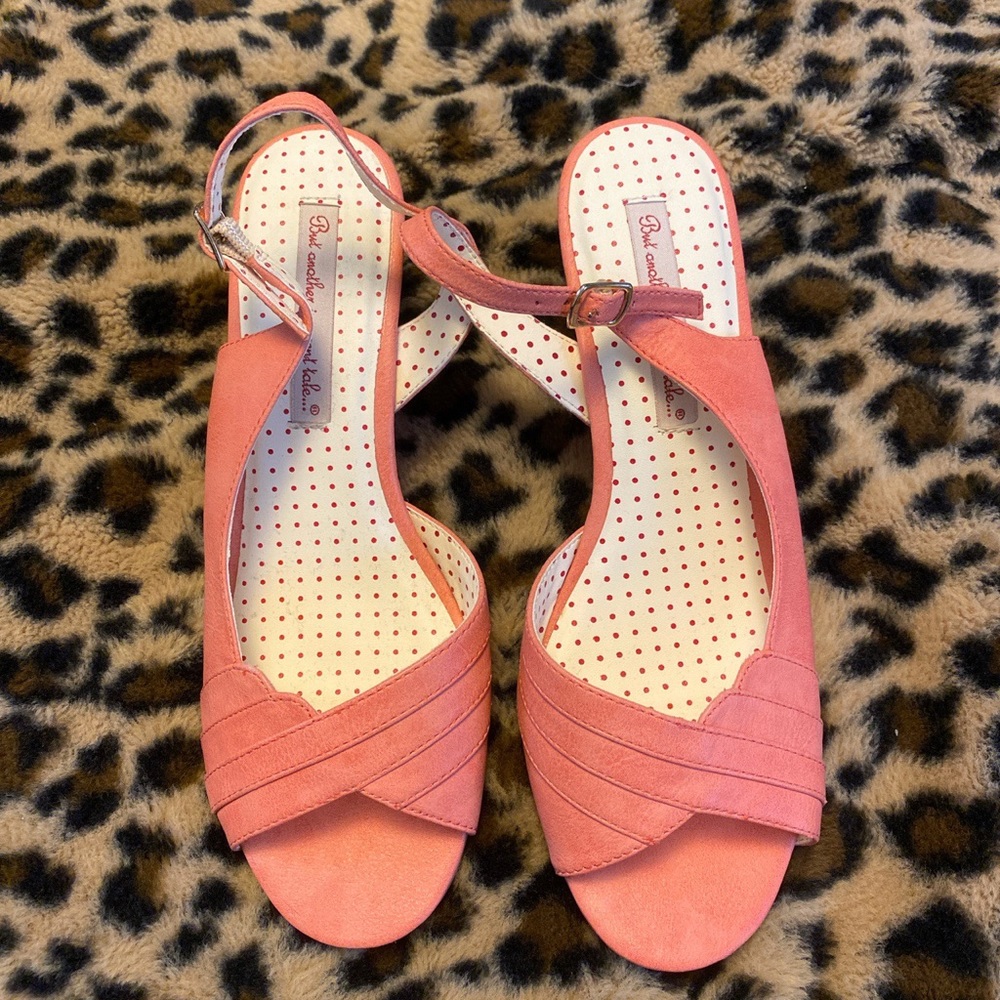 B.A.I.T. Peach Darcy Sandal/Wedges, size 8.5 wmns
